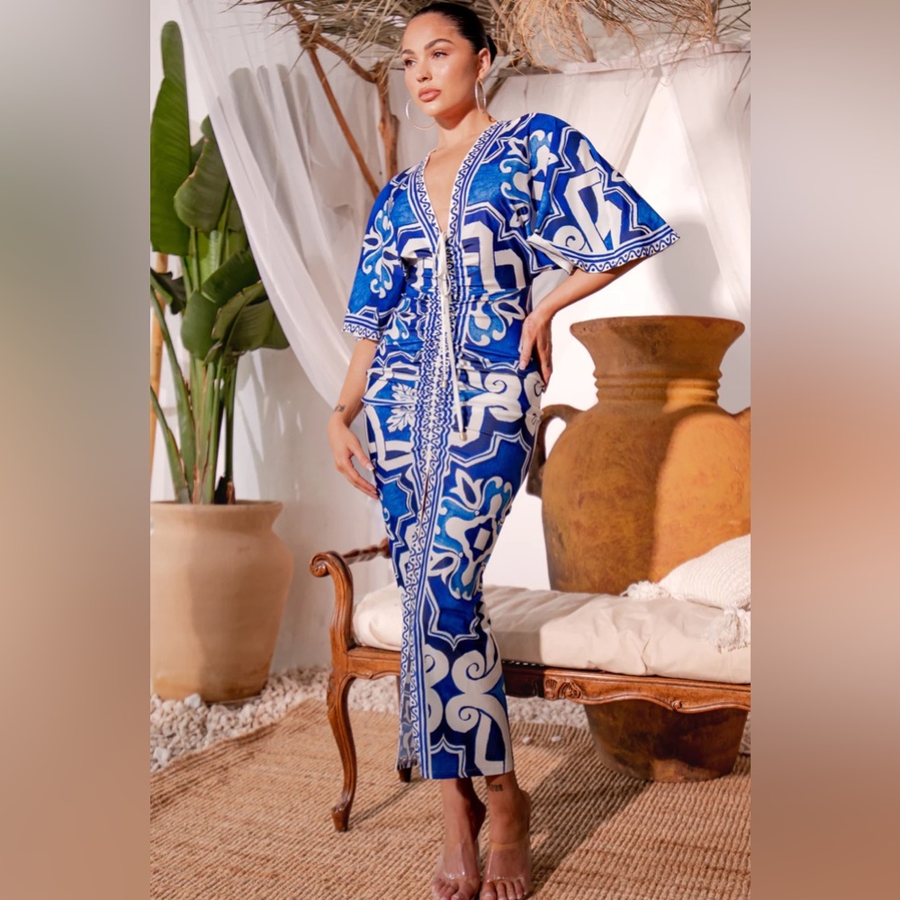 FRONT RUCHED V-NECK MIDI DRESS